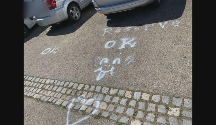 Brňan si na parkoviště nasprejoval rezervaci. Před strážníky své dílo pochválil