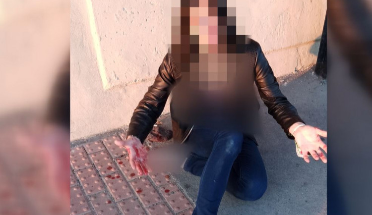 Zakrvácená matka seděla na chodníku a nadýchala téměř tři promile. Její děti vedle ní plakaly