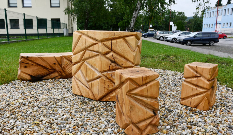 V Blansku přibyla dřevěná posezení. Odhlasovali si je lidé