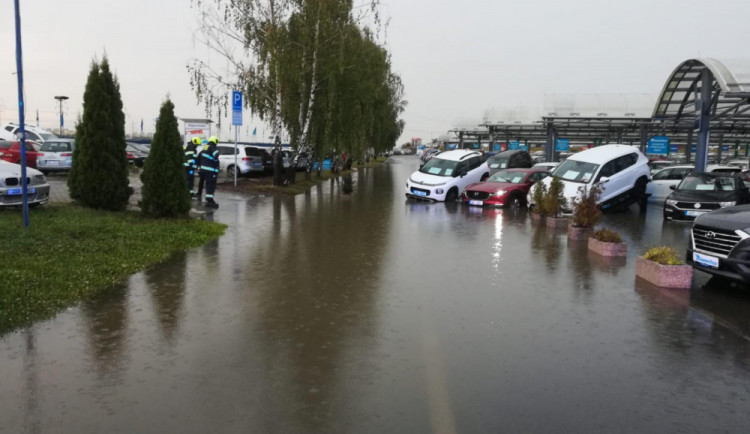 Silný vítr, kroupy a rozvodněné řeky. Prahu dnes večer čekají další silné bouřky