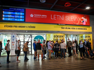 V novém centru na Chodově se nechalo proti covidu očkovat první den 600 lidí