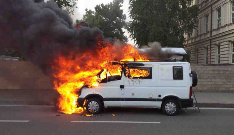 Dodávku v Brně pohltily plameny, hasiči řešili i požár v ubytovně