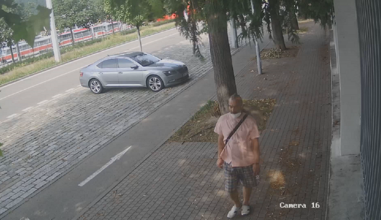 Na ruský konzulát v Brně někdo hodil kámen. Policie hledá svědka