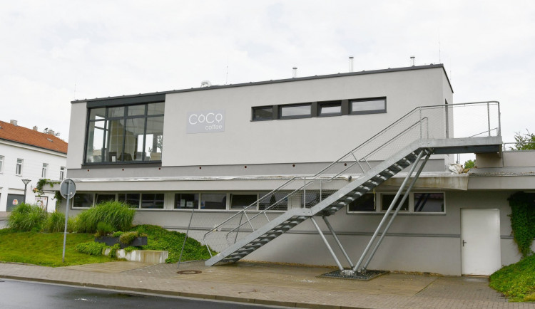 Blansko odhalilo modulovou kavárnu. Vypadá jako kontejner, zlobí se místní