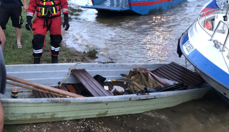 Pramice s pasažéry se začala potápět, rodinu zachránili policisté