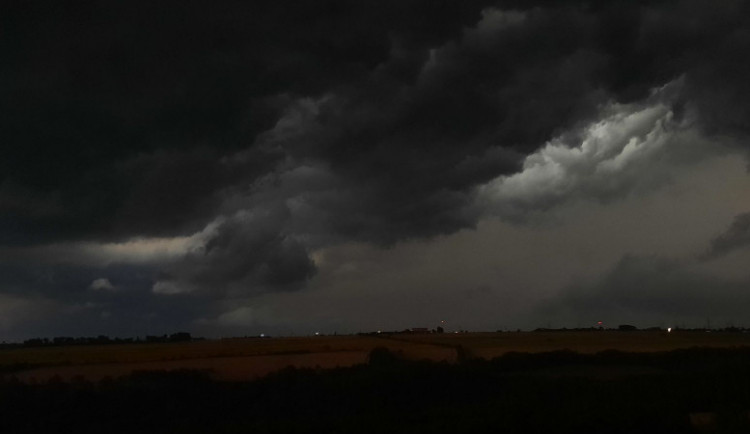 Do Prahy mají během dne dorazit silné bouřky. Platí povodňová bdělost