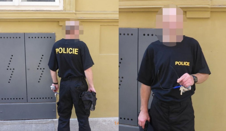 Opilý falešný policista v Praze. Rád se převléká do uniformy, aby měl zdarma MHD