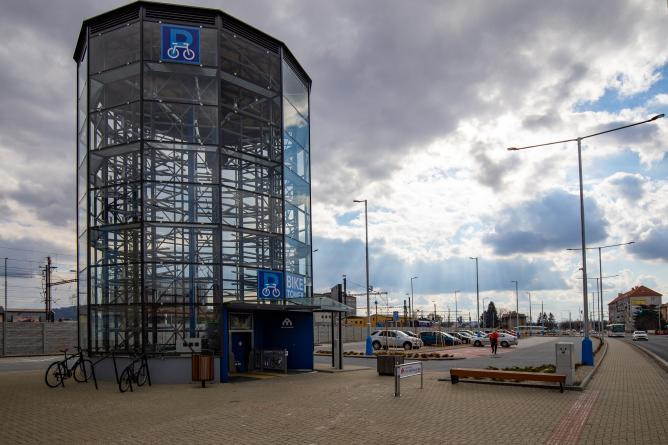 Cyklověž u vlakového nádraží v Jesenické ulici