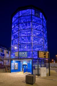 Cyklisté si zvykají na cyklověže. V Olomouckém kraji je staví čím dál víc měst