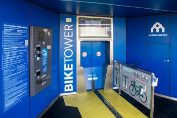 Cyklisté si zvykají na cyklověže. V Olomouckém kraji je staví čím dál víc měst