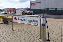 Cyklisté si zvykají na cyklověže. V Olomouckém kraji je staví čím dál víc měst