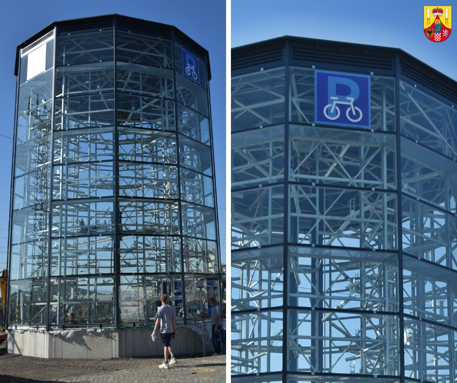 Cyklisté si zvykají na cyklověže. V Olomouckém kraji je staví čím dál víc měst