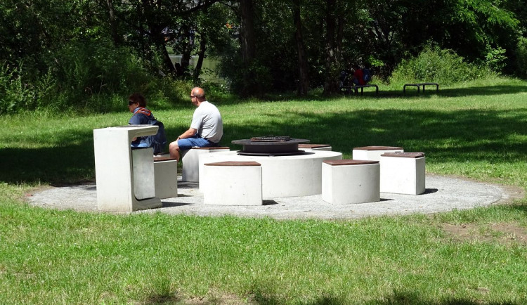 Na břehu Vltavy vzniklo nové griloviště. Další bude možná na Pankráci