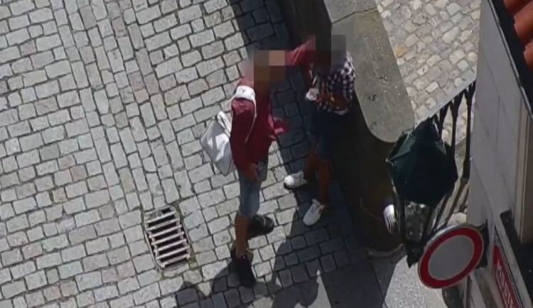 Opilý muž zaútočil na bývalou partnerku na Karlově mostě. Kopal ji do hlavy a bil ji lahví