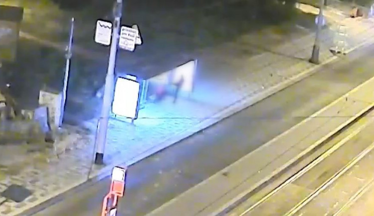 Muž brutálně zaútočil na ženu a okradl ji, ta skončila s velmi vážným zraněním v nemocnici