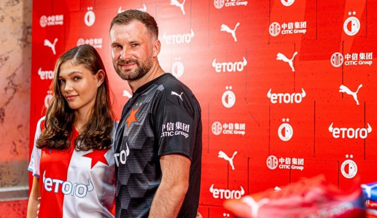 Nové dresy, vysoké cíle a zvýhodňování očkovaných fanoušků. Slavia představila novinky