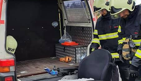 Vlak nepřijal invalidu na vozíku kvůli závadě. Domů chtěl dojet, došla mu baterie. Pomoci museli hasiči