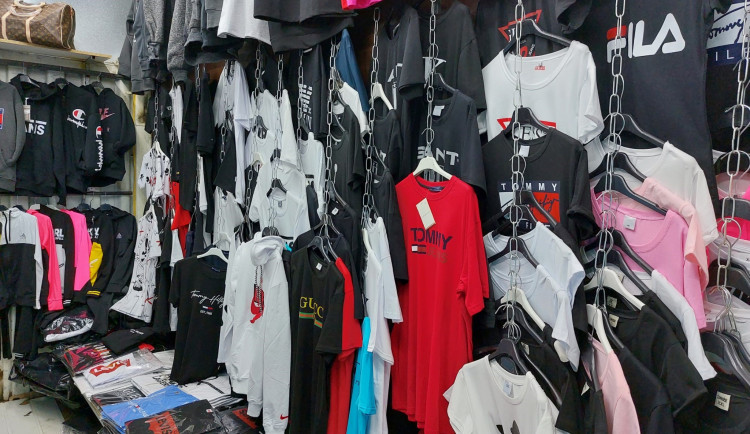 Rekordní nález v Sapě. Celníci našli v pražské tržnici padělky za stovky milionů