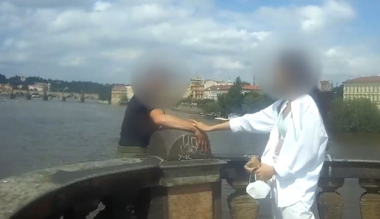 Náhodná kolemjdoucí a policisté zachránili život muži, který chtěl skočit z mostu v centru Prahy