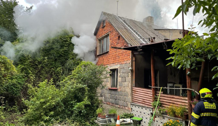 Při dnešním požáru rodinného domu v Praze hasiči našli ohořelé lidské tělo