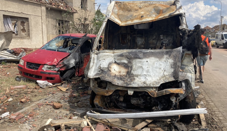 Škody po tornádu mohou vyšplhat na 15 miliard. Zasažené obce nyní tíží odpad