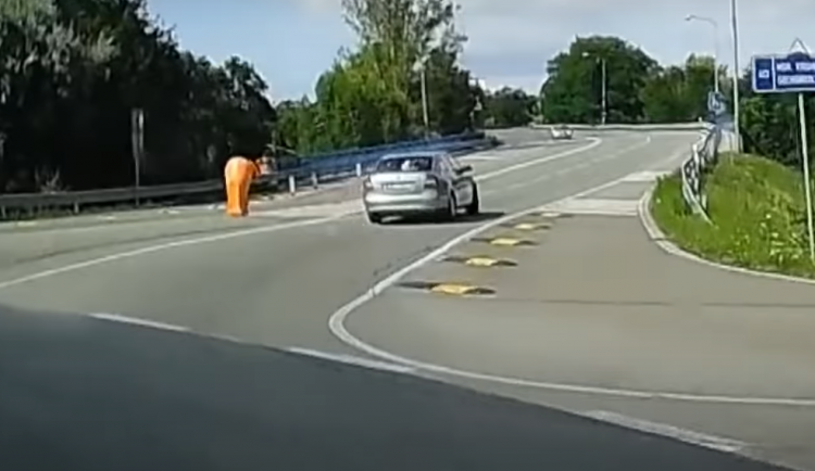 Policejní honička: Ujíždějící recidivista vytlačoval auta