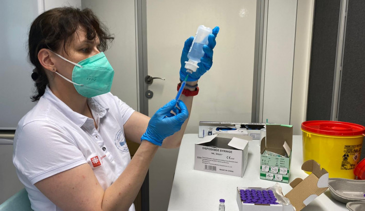 Brno začalo očkovat lidi bez domova