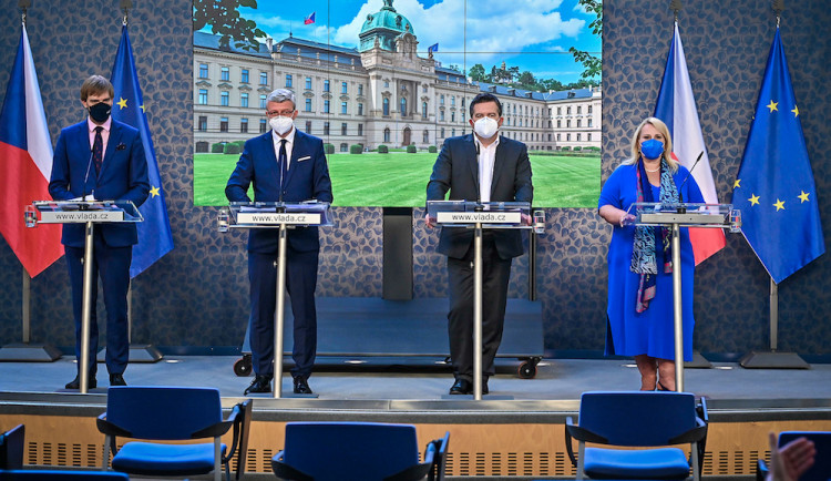 Ekonomové: Vláda nevyužila příznivý ekonomicky vývoj k reformám a omezení dluhů