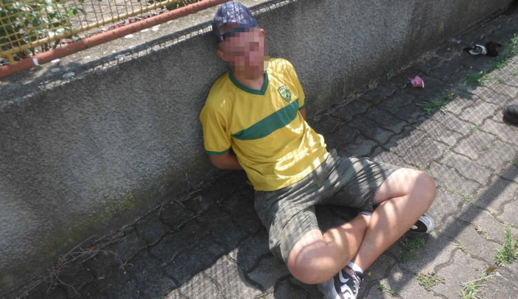 Drogově závislý útočník s nožem v ruce vyhrožoval muži na jeho vlastní zahradě