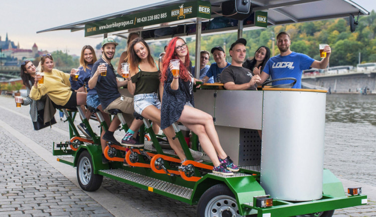 Definitivní zákaz pivních kol v ulicích Prahy potvrdil Nejvyšší správní soud