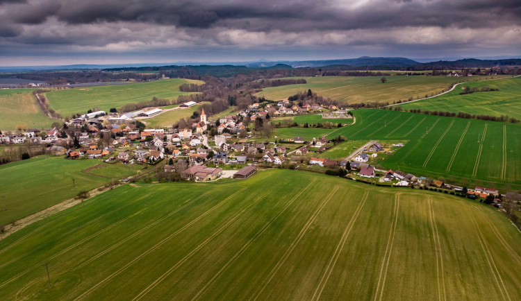Rodina Polívkových se přestěhovala na vesnici. Na svých pozemcích vrací přírodě Českého ráje původní podobu