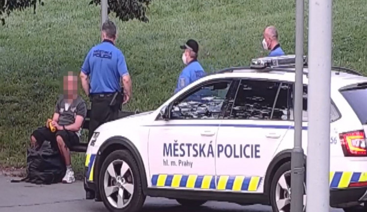 Zloděj okradl muže v centru Prahy. Za tři minuty ho chytili strážníci