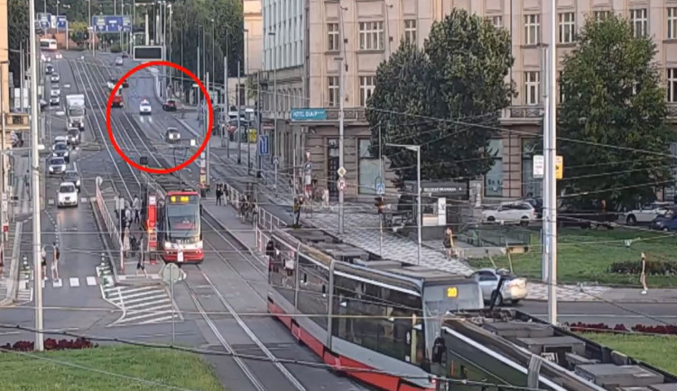 Muž místo nástupu do vězení ujížděl policii. Zastavila ho až namířená zbraň