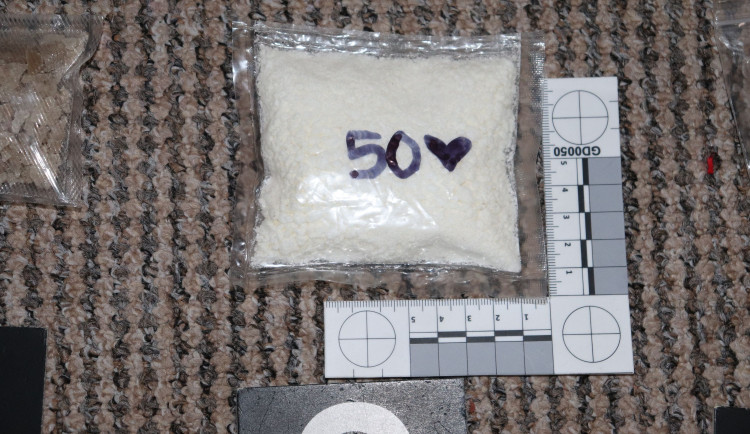 Celníci objevili u cizince v Praze novou drogu klonazolam. Doma měl i MDMA nebo lysohlávky