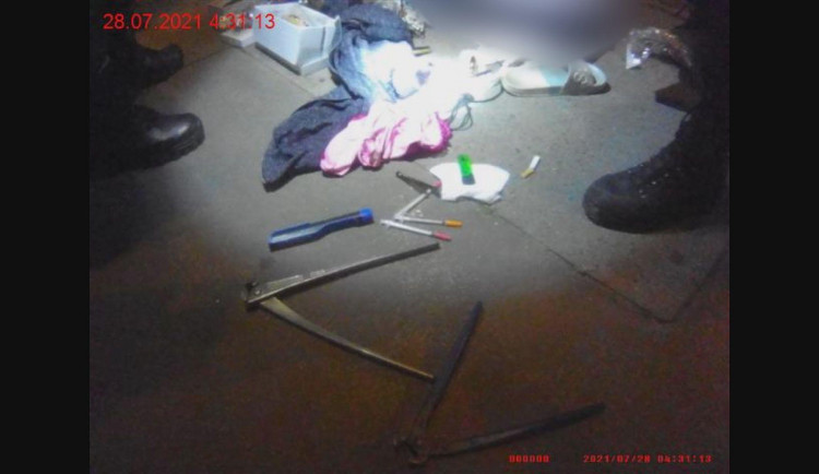 Zlodějky vykradly stánek v Brně, z podchodu utíkaly v odcizených botách