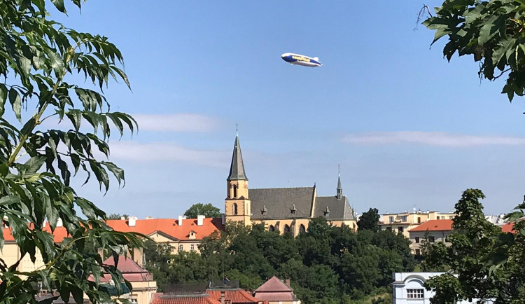 Nad Prahou krouží obří vzducholoď. Je největší svého druhu na světě