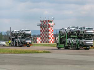 Nedostatek čipů se projevuje už i ve firmách navázaných na automobilový průmysl