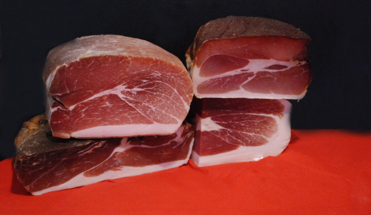 Veterináři stahují z prodeje uzený bok z Polska, obsahuje pesticid.