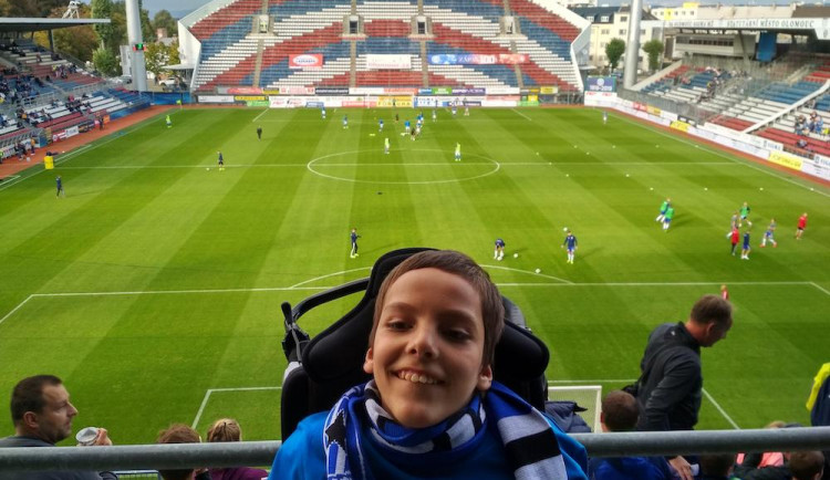 Přidušení miminka při porodu změnilo rodině život. Pomoci v těžké situaci teď může každý.