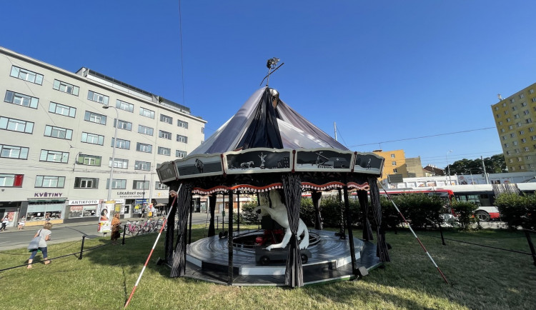 Na Mendlově náměstí v Brně stojí protiválečný pomník v podobě kolotoče