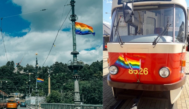 Dnes začíná festival Prague Pride. Duhová vlajka je na radnici i tramvajích