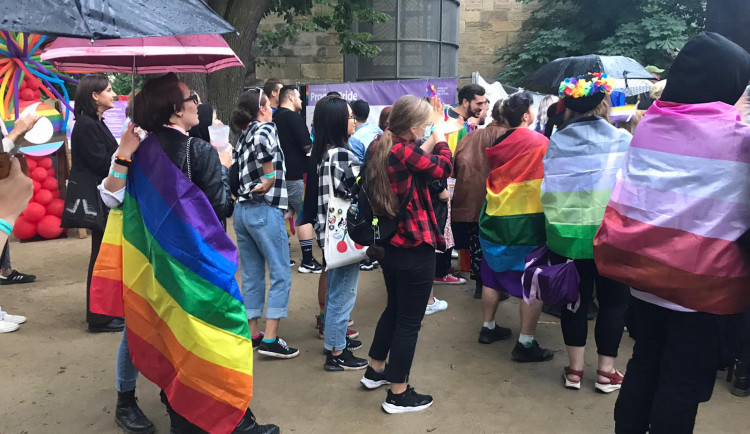 Slavnostního zahájení Prague Pride se zúčastnily stovky lidí. Radost jim nezkazil ani déšť