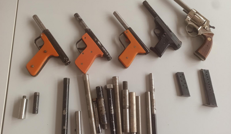 Samopaly, rozbušky i prostředek k imitaci jaderného výbuchu odevzdali lidé během amnestie