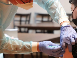 Ukončené očkování proti koronaviru má v Česku více než pět milionu lidí