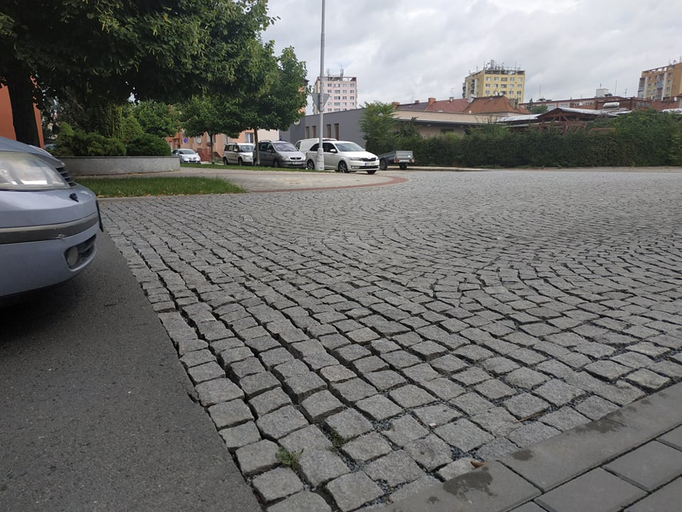 Hluk z retardérů obtěžuje obyvatele opraveného sídliště. Město tvrdí, že zvuk má zpomalit auta