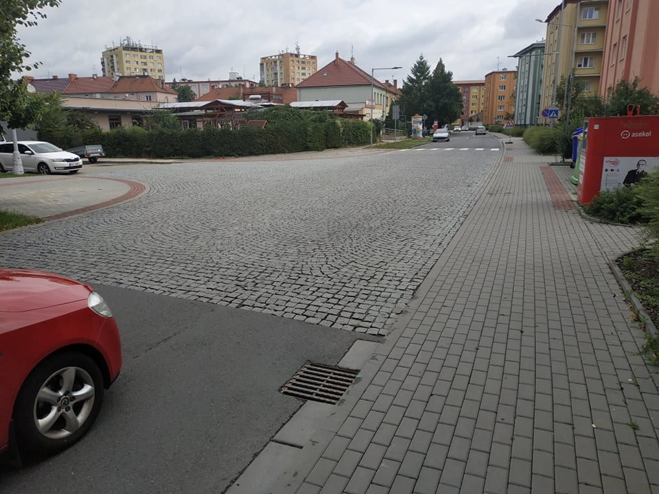 Hluk z retardérů obtěžuje obyvatele opraveného sídliště. Město tvrdí, že zvuk má zpomalit auta