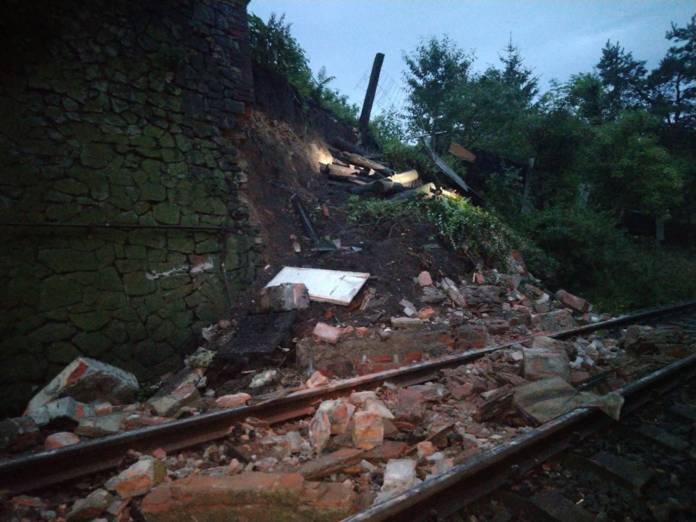 Část svahu se zřítila do kolejiště. Mezi Masarykovým nádražím a Veleslavínem nejezdí vlaky