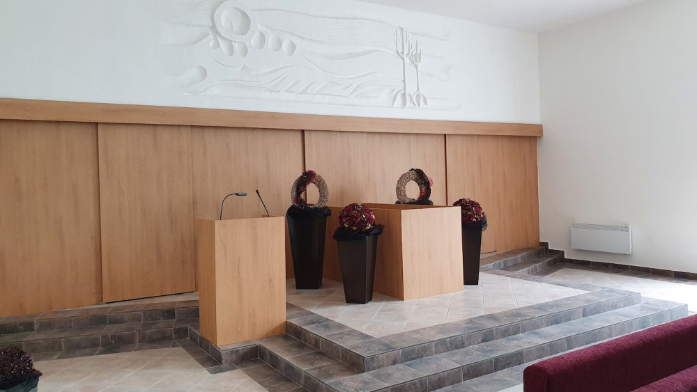 Oprava obřadní síně na českokrumlovském hřbitově vyšla na dva miliony korun. Práce budou pokračovat na podzim