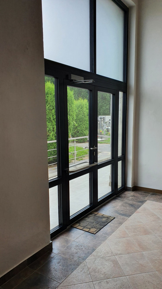 Oprava obřadní síně na českokrumlovském hřbitově vyšla na dva miliony korun. Práce budou pokračovat na podzim