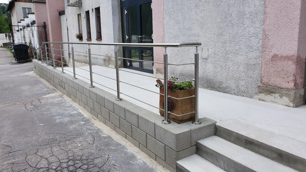 Oprava obřadní síně na českokrumlovském hřbitově vyšla na dva miliony korun. Práce budou pokračovat na podzim